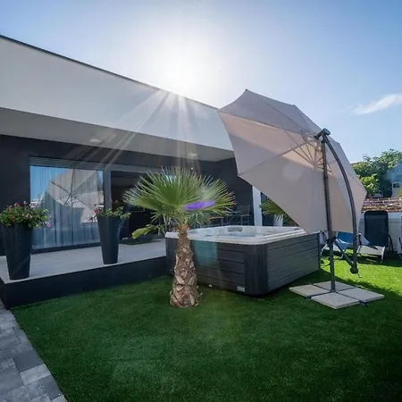 House With A Parking Space - 22303 Vir
