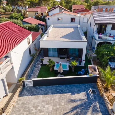 House With A Parking Space - 22303 Vir